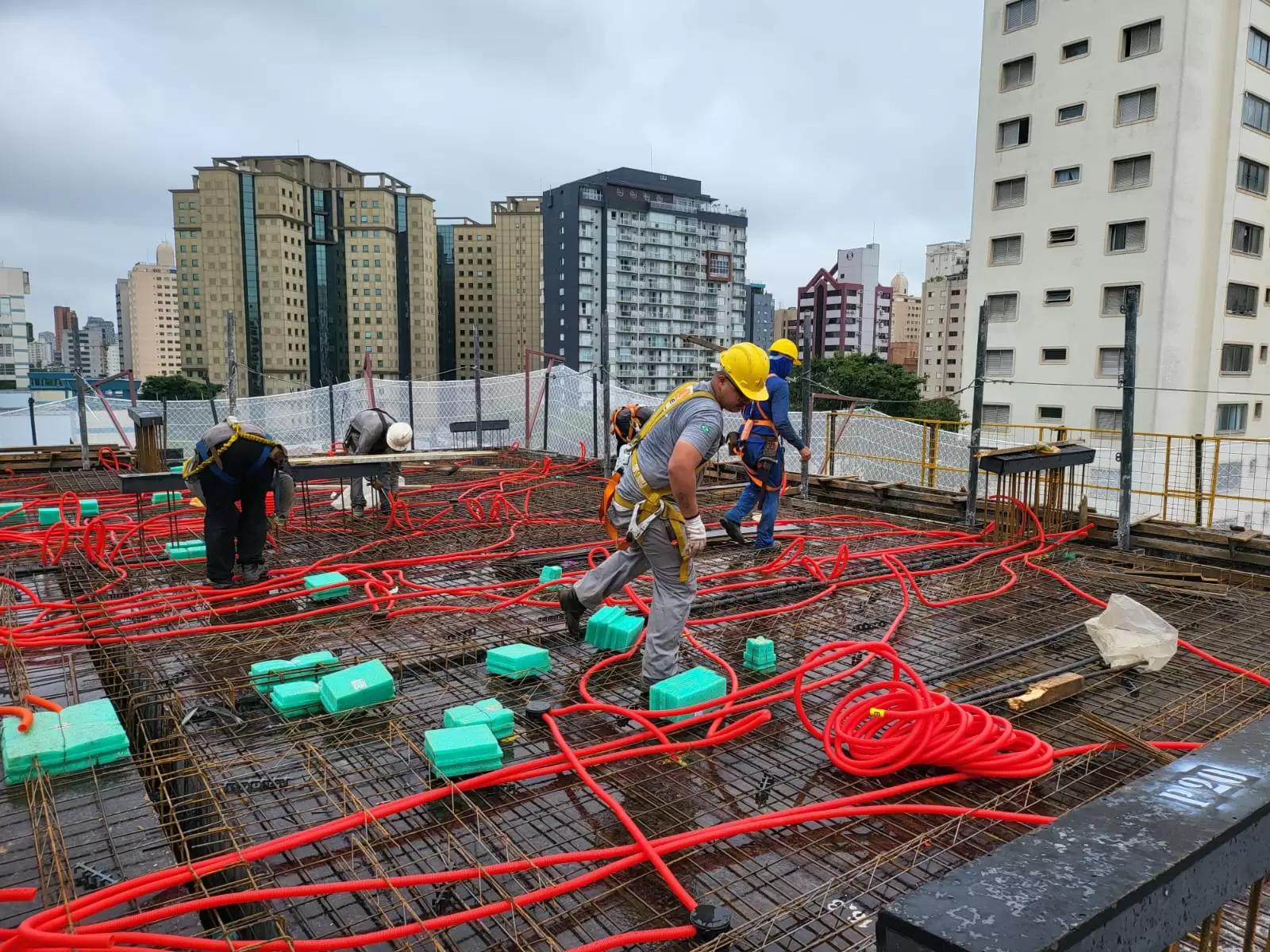 MAR/24 - EXECUÇÃO DE FORMA, ARMAÇÃO E INSTALAÇÕES DA LAJE DO 6o PAVIMENTO.
